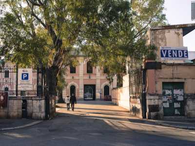 Entrando da via Ravanas si apre a noi un largo asfaltato: � il parcheggio del mercato